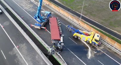 Koszmar na A2. Obok przewróconej ciężarówki strażacy zobaczyli rannego