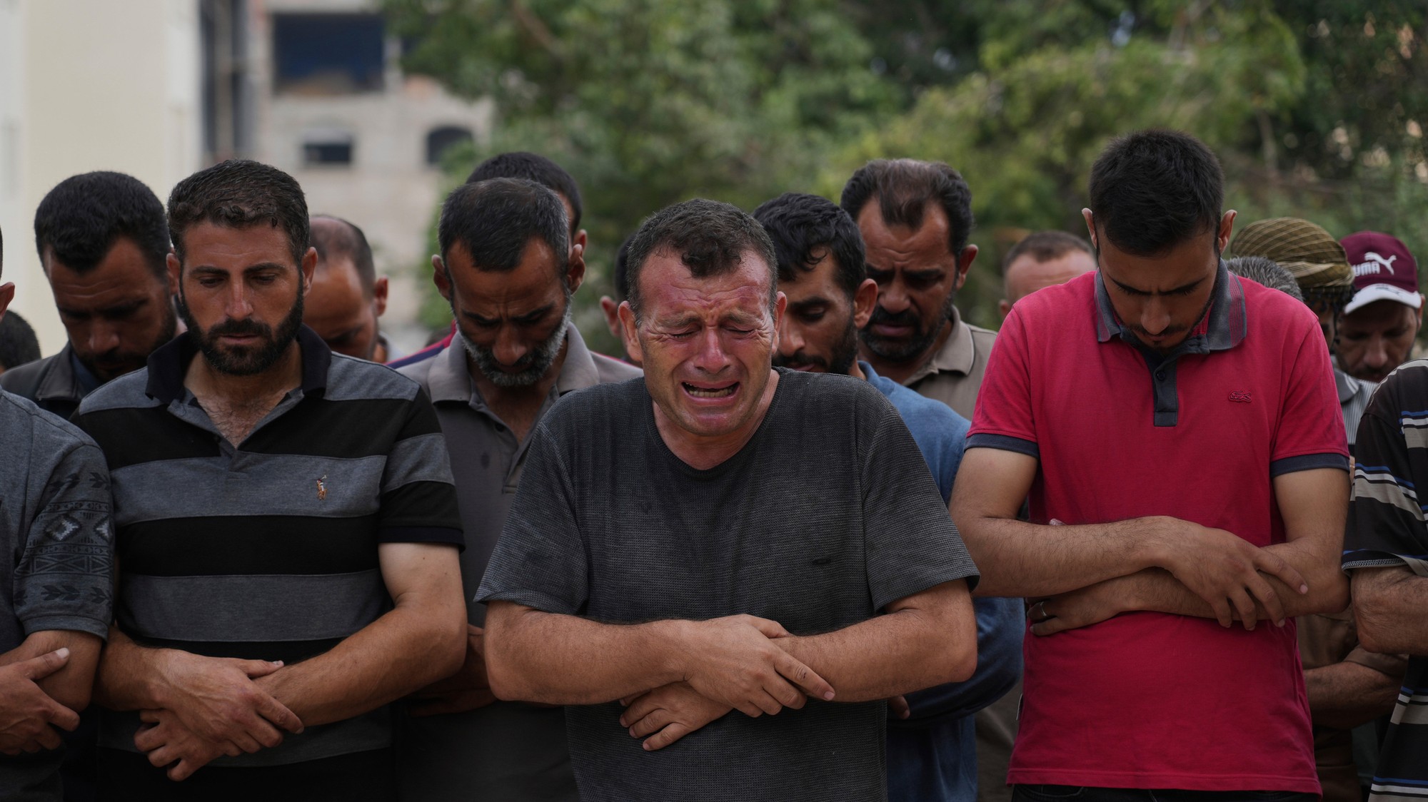 Palestínčania sa modlia nad telom osoby, ktorá zahynula pri pokuse dostať sa k nákladným autám s humanitárnou pomocou vstupujúcim do severnej časti Gazy cez priechod Zikim s Izraelom.