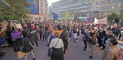 Czarny protest w Łodzi przed PiS i katedrą