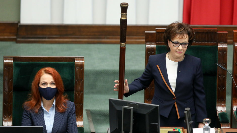 Sejm. Marszałek Elżbieta Witek (po prawej) oraz szefowa izby niższej parlamentu Agnieszka Kaczmarska (po lewej)