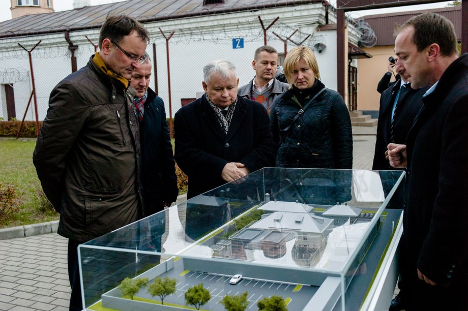 Jarosław Kaczyński z wizytą na terenie przyszłego muzeum w 2015 r.