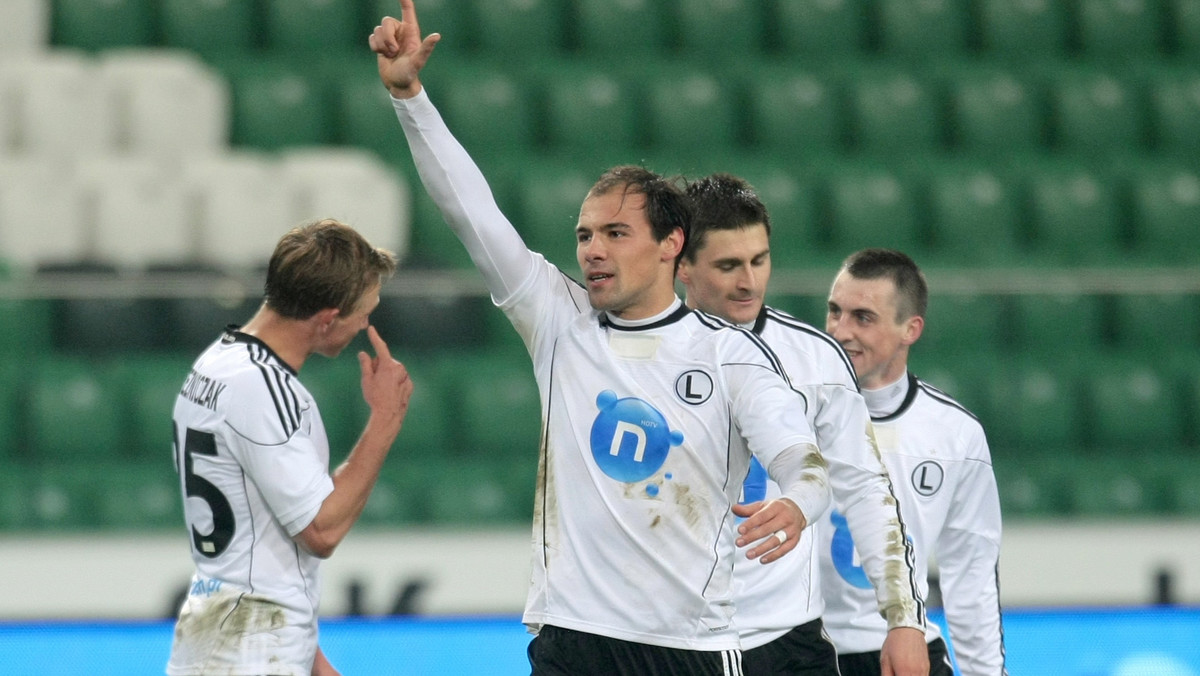 Legia Warszawa pokonała Ruch Chorzów w drugim meczu ćwierćfinałowym Pucharu Polski 2:0 (1:0) i spokojnie awansowała do kolejnej fazy rozgrywek. Bohaterem gospodarzy okazał się kapitan zespołu, Ivica Vrdoljak, który zdobył obie bramki.