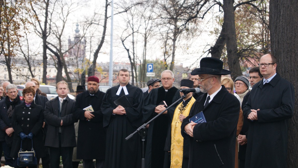 Dzisiaj o godzinie 18 na gdańskim Cmentarzu Nieistniejących Cmentarzy rozpocznie się modlitwa w intencji uchodźców i migrantów, którzy zginęli próbując dostać się do Europy. - Modlitwy nigdy nie jest za dużo. Ale lepiej modlić się o siłę dla uchodźców, by wracali do swoich państw i tam walczyli o odbicie swojej ojczyzny z rąk terrorystów – w rozmowie z Onetem komentuje gdański radny PiS.