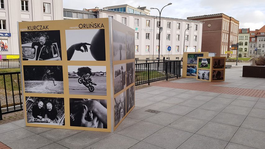 ''Mężczyzna do sześcianu''. Wystawa fotograficzna pod Wysoką Bramą... zdemolowana