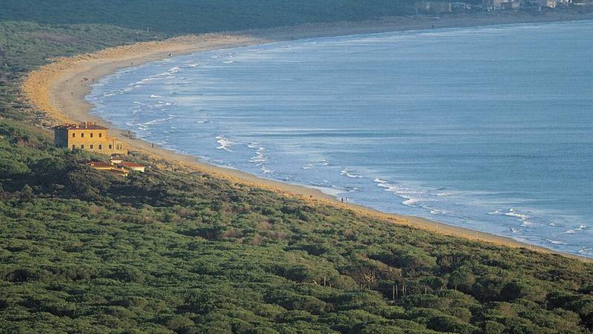 Celebryci, znane restauracje i piękne winnice, a wokół piękne toskańskie krajobrazy, urocze miasteczka i wolne od tłumów piaszczyste plaże. Oto Maremma, jeden z ostatnich włoskich sekretów.