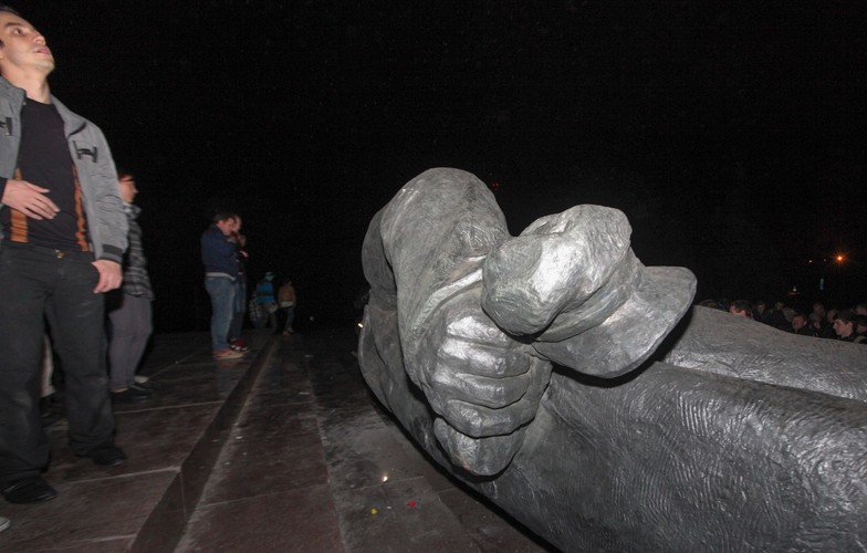 Powalony pomnik Lenina w Charkowie