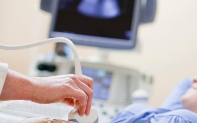 Az ultrahang vizsgálaton látszott, hogy szépen fejlődnek a babát, de ekkora súlyra még azu orvos sem volt felkészülve illusztráció