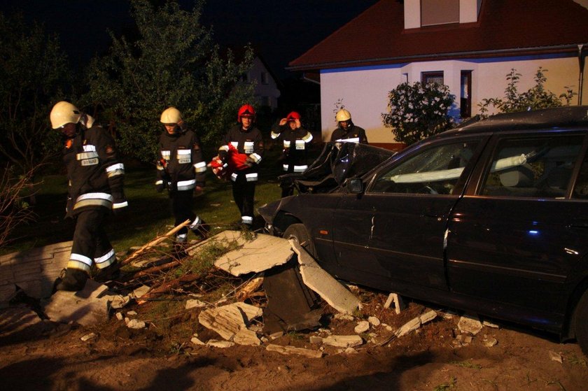 Tragiczny wypadek na Oświęcimskiej w Opolu. BMW wjechało w betonowy płot