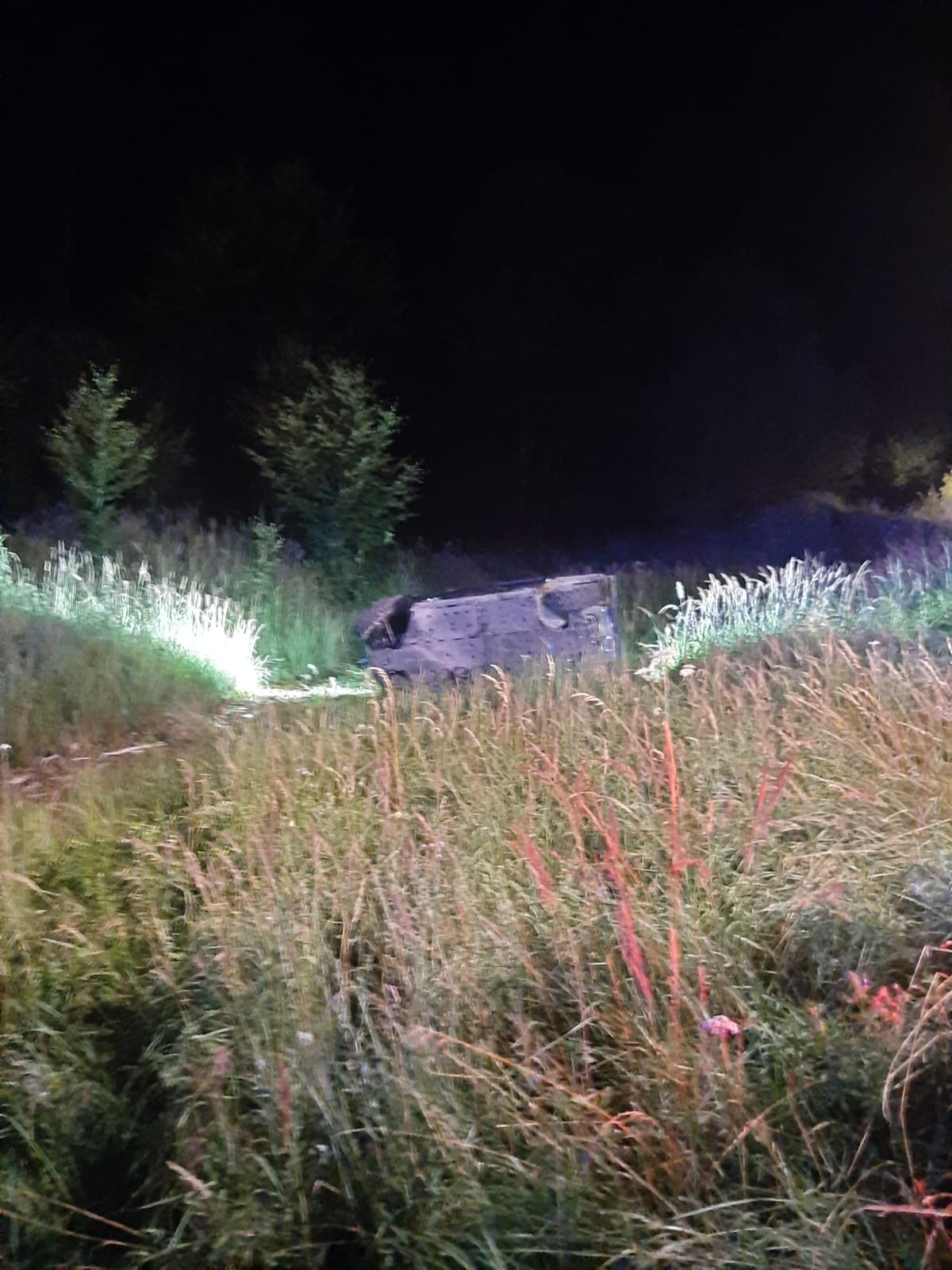 Pod prevrátenou štvorkolkou vo Valčianskej doline uviazla zranená žena.