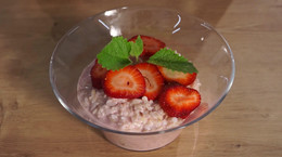 Deser ryżowy z truskawkami - pyszny i zdrowy