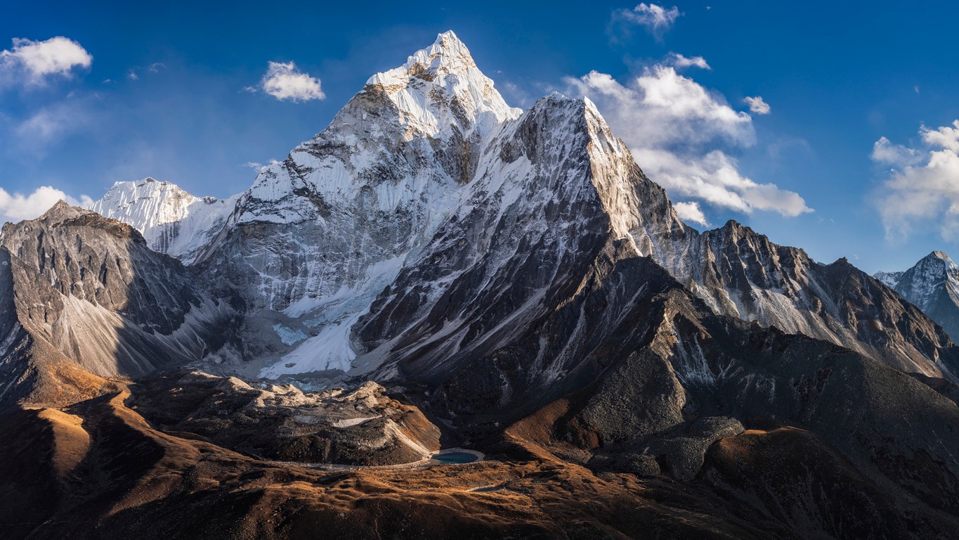 Dvaja horolezci zomreli pri výstupe na horu prezývanú Matterhorn Himalájí. (ilustračné foto)