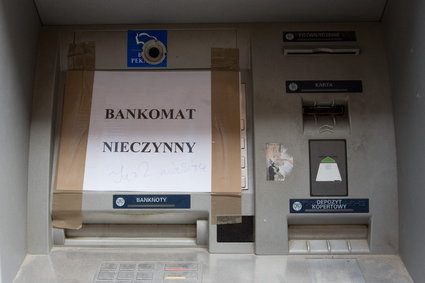 W Polsce ubywa bankomatów. Coraz rzadziej wypłacamy z nich pieniądze