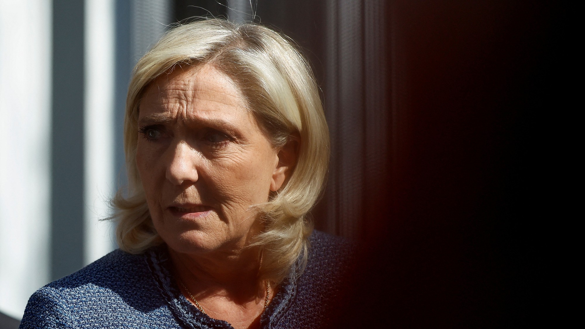 Francúzska krajne pravicová líderka Marine Le Penová odchádza zo súdnej siene v deň vynesenia rozsudku, 31. marca 2025.