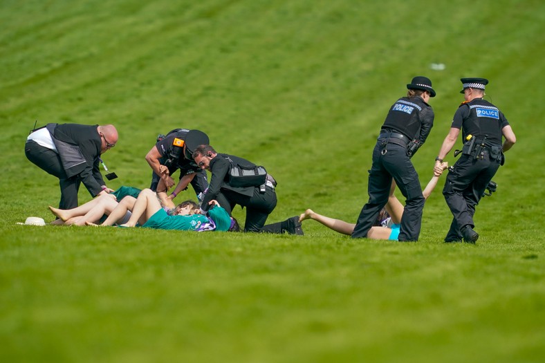 Platynowy Jubileusz królowej Elżbiety II przerwany. Obrońcy praw zwierząt wbiegli na tor Epsom Derby