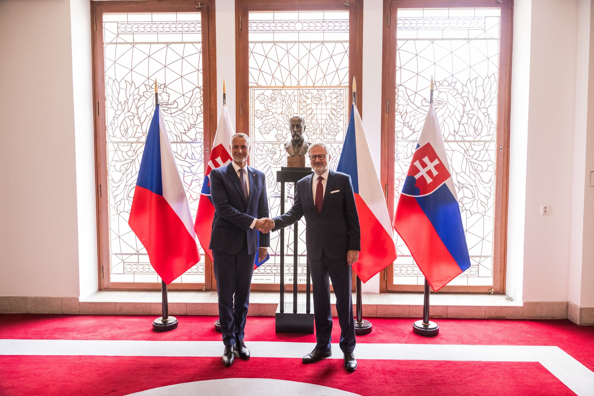 Na snímke predseda Národnej rady (NR) SR Richard Raši (Hlas-SD) a český premiér Petr Fiala.