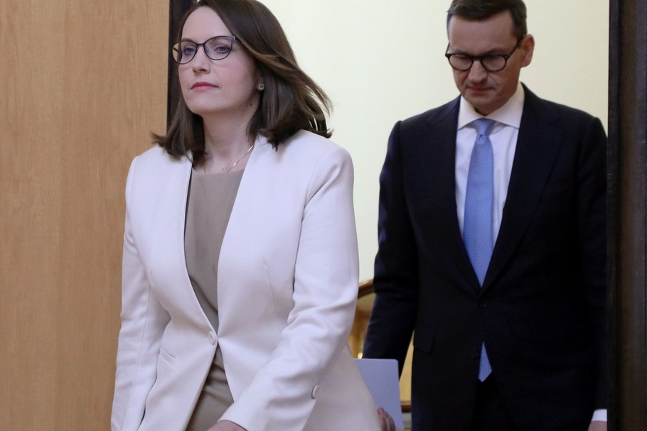 Być może Magdalena Rzeczkowska będzie pierwszą minister finansów w rządzie PiS, która zaciśnie pasa. Tymczasem premier Mateusz Morawiecki zagrał wbrew regułom, jeśli chodzi o inwestowanie w obligacje