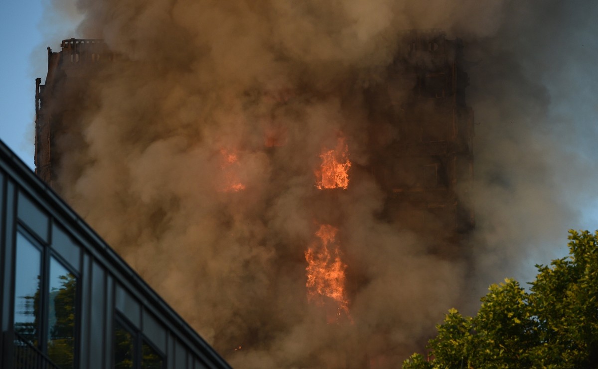 Londyn pożar apartamentowca. Jak podają agencje, akcja gaśnicza wciąż trwa.