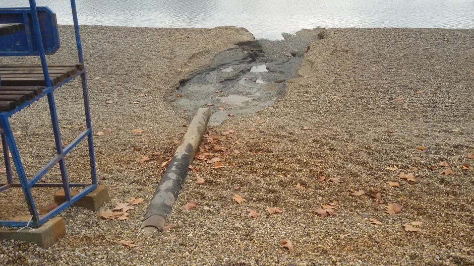 Cen na plaži iz koje je voda ulazila u jezero