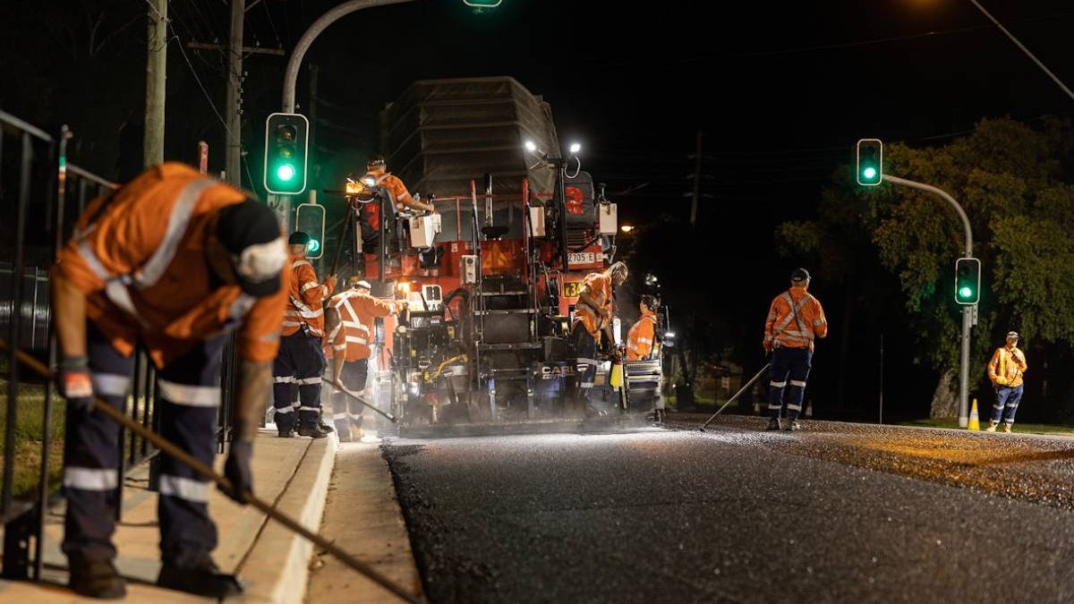 Australia inaugurează drumuri asfaltate din pahare de cafea reciclate și peste un milion de sticle, reducând poluarea cu 24%
