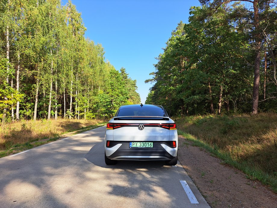 Volkswagen ID5 ro znakomite auto rodzinne, z dużym bagażnikiem i przestronnym wnętrzem. Tyle że na długie trasy trzeba wyruszać z dobrą mapą ładowarek i planem podróży.