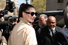 Da li je ovo razlog zašto SLAVNA GLUMICA iz godine u godinu izgleda SVE MLAĐE: "Pogledajte joj vilicu dok govori, OVO JE ZNAK DA JE IŠLA KOD PLASTIČARA"