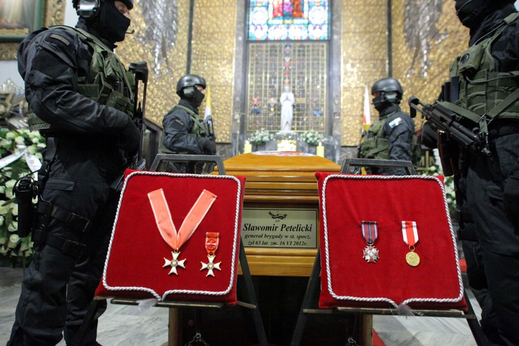 Żołnierze przy trumnie z ciałem gen. Sławomira Petelickiego w Katedrze Polowej WP w Warszawie.