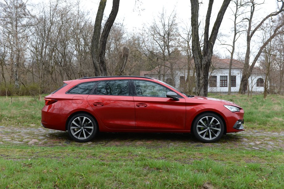 Seat Leon Kombi wygląda bardzo dobrze. Ma sportową, dynamiczną sylwetkę. W wersji FR dodano efektowne detale, jak np. spoiler na pokrywie bagażnika.