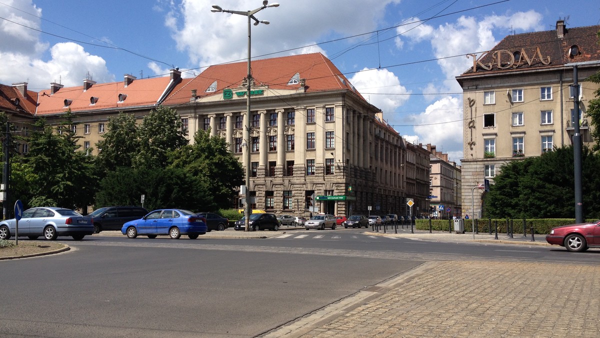 Zaraz po Wszystkich Świętych na placu Kościuszki we Wrocławiu rozpocznie się budowa nowej sygnalizacji. W magistracie zapewniają, że na instalacji dodatkowych świateł skorzystają wszyscy. Ale czy tak faktycznie będzie – kierowcy, piesi i rowerzyści przekonają się dopiero za kilka miesięcy.