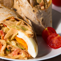 Zöldséges-szószos tortilla - egészséges recept zöldségimádóknak