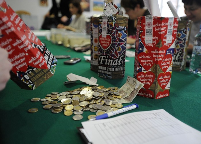 Liczenie datków zebranych podczas XXI finału WOŚP.