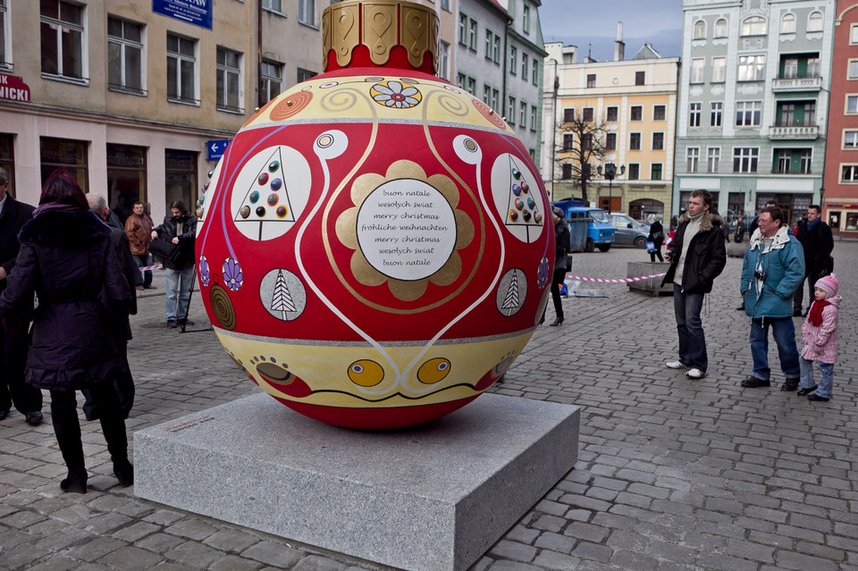 Na świdnickim rynku stanęła gigantyczna bombka