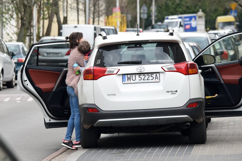 Olga Bołądź na spacerze z synkiem, mamą i psem