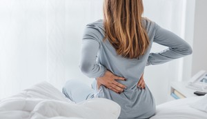 Ako su bolovi u leđima dovoljno jaki da se zbog njih stalno izostajete sa posla, iz škole ili društvenih aktivnosti, ili ako lekovi ne pomažu, treba otići kod lekara