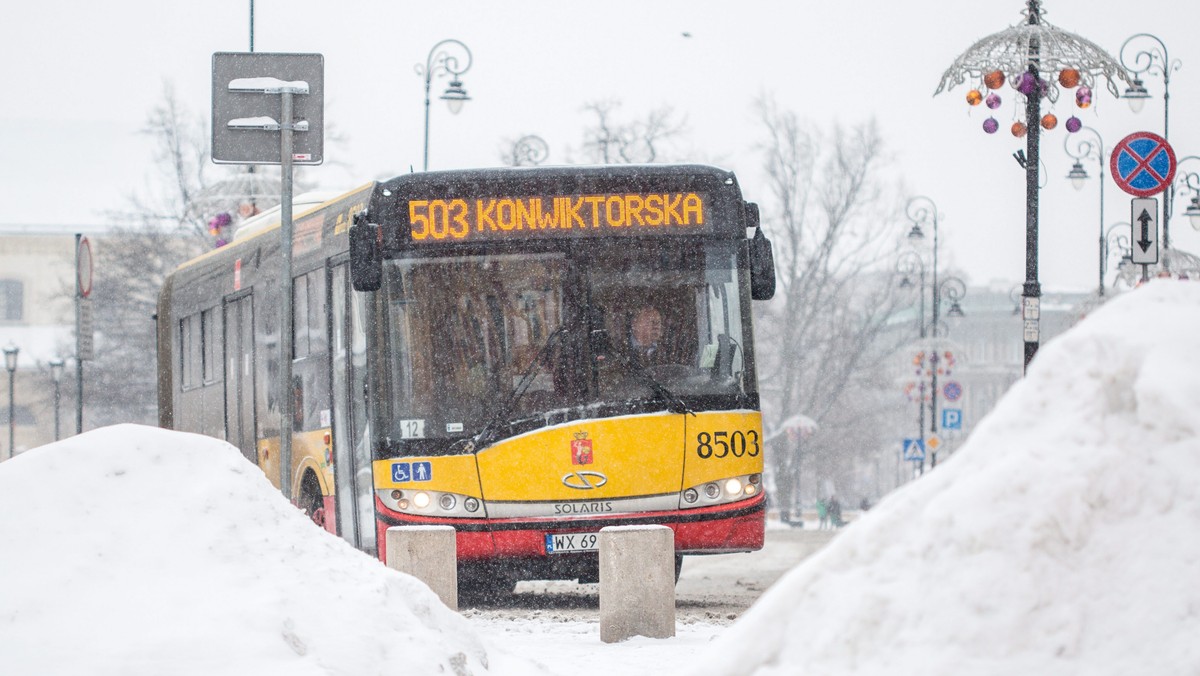 Niektóre linie autobusowe zostaną zawieszone, na innych będzie mniej kursów, szykują się też zmiany w rozkładach. Wkrótce zimowe ferie rozpoczną dzieci i młodzież z warszawskich szkół. Dlatego ZTM już przygotował plan zmian w komunikacji miejskiej.