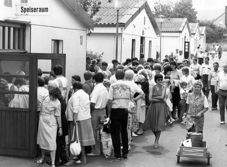 Przesiedleńcy czekają na posiłek przed przepełnioną jadalnią w obozie przejściowym we Friedlandzie, 21 lipca 1988 r.