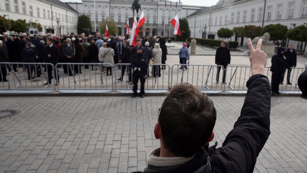 Kilkadziesiąt osób bierze udział w "kontrmiesięcznicy smoleńskiej". Manifestacja zorganizowana została na skwerze Hoovera w Warszawie, tuż obok Krakowskiego Przedmieścia, gdzie odbywają się dziś uroczystości związane z miesięcznicą katastrofy smoleńskiej.