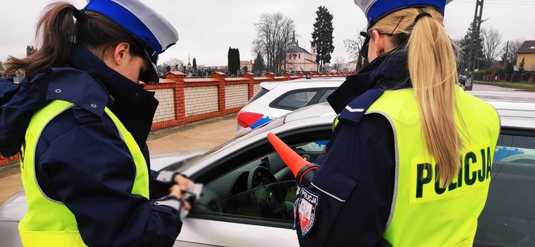 OBOSTRZENIA przedłużone. Co z jazdą samochodem? Jaki mandat?