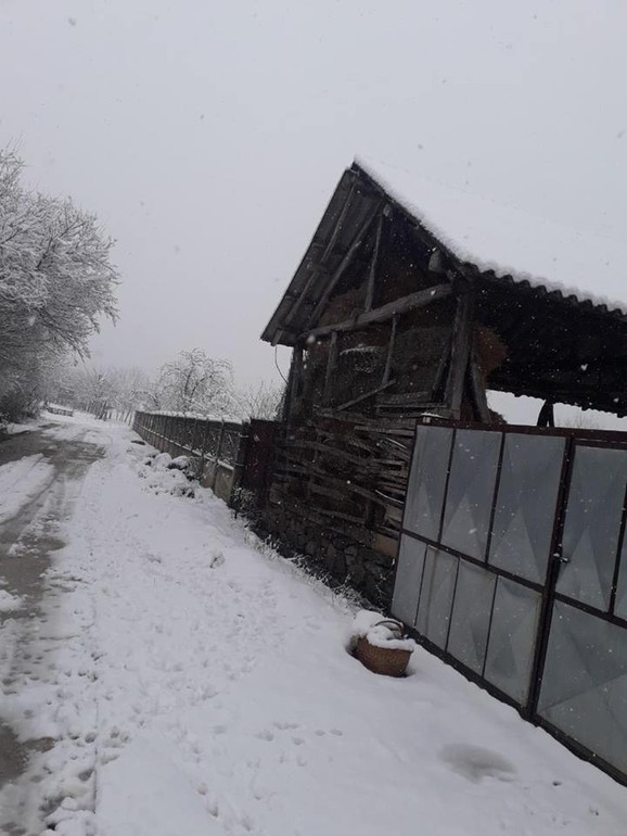 Beba je bila zavejana u korpi koja je bila prekrivena ćebetom