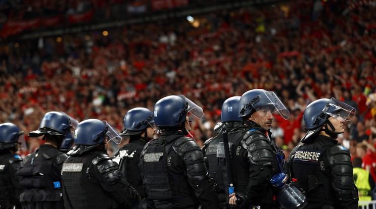 Rohamrendőrök sorfalat állnak a labdarúgó Bajnokok Ligájának döntőjében játszott Liverpool FC - Real Madrid mérkőzés végén a saint-denis-i Stade de France stadionban / Fotó: MTI/EPA/Yoan Valat