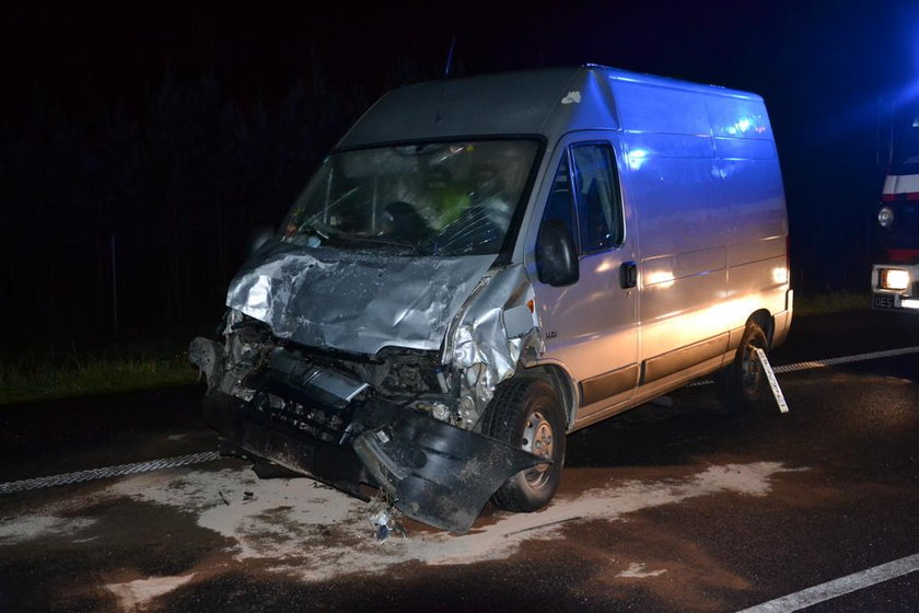 Bus wbił samochód po tira. 4 osoby w szpitalu