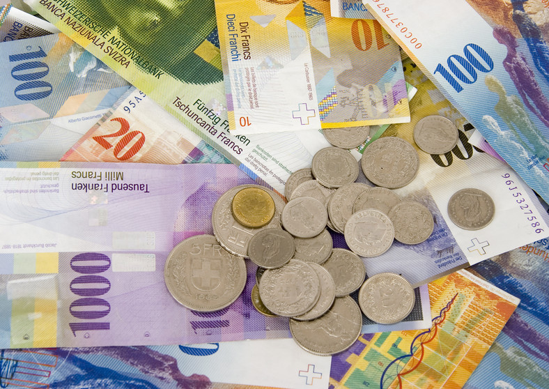 Nawet 2,7 zł możemy płacić w najbliższych tygodniach za franka szwajcarskiego. To obniży raty kredytów we frankach.