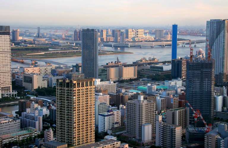 Biorąc pod uwagę wielkość metropolii, zadziwiające wydaje się stosowanie japońskiego systemu adresowego. Ulice nie mają nazw - podając lokalizację, zaczyna się od największej jednostki administracyjnej i stopniowo dodaje się coraz mniejsze: prefektura, miasto, dzielnica, kwartał, numer domu. Często Japończycy wręczają mapkę z zaznaczonym miejscem osobom, którym chcą ułatwić dojazd.