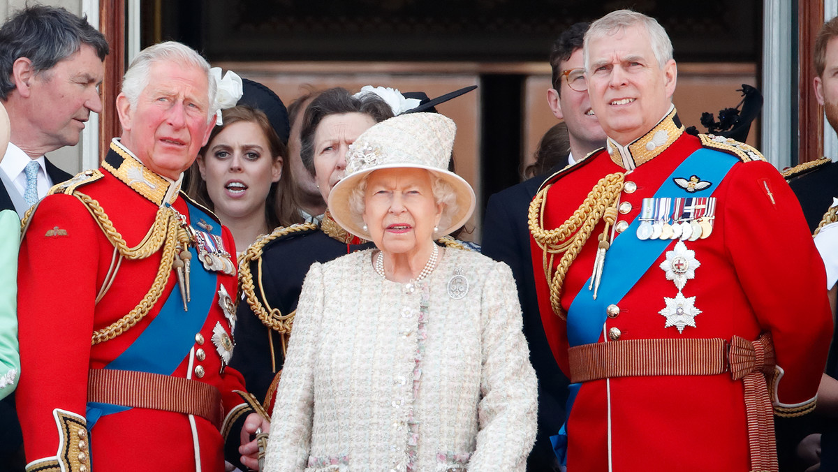 Kto może stanąć u boku Elżbiety II na balkonie Pałacu Buckingham?