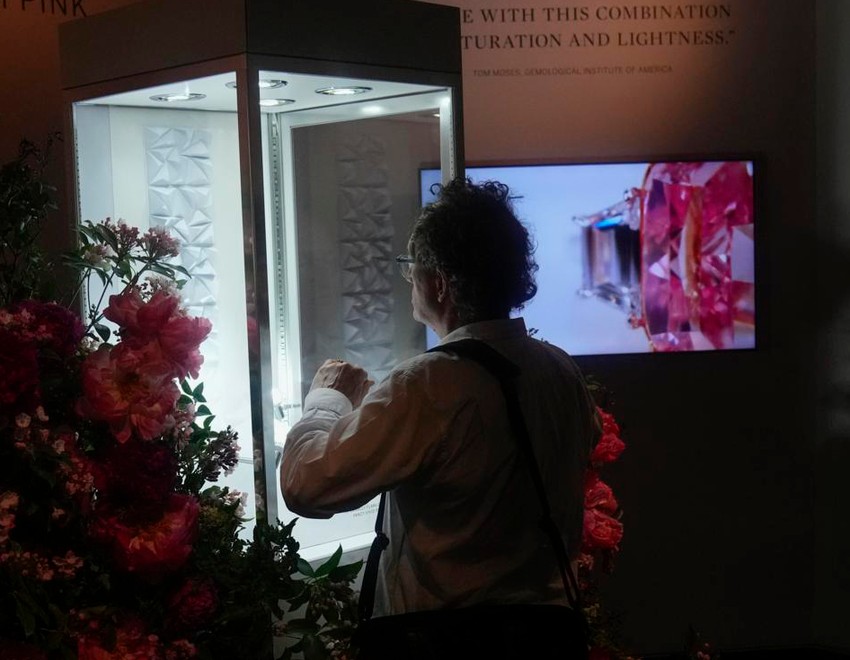 Ovaj kamen je klasifikovan kao "iznutra besprekoran"