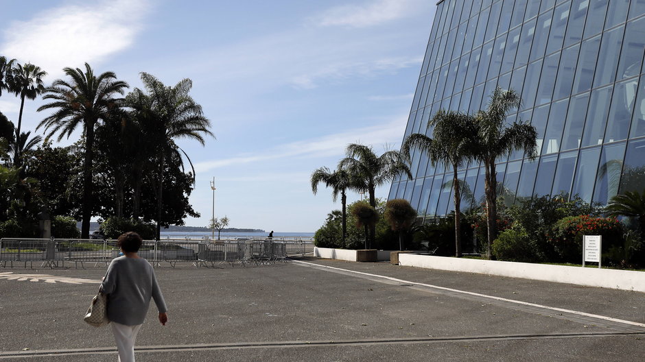 Plac przed pustym Festival Palace, gdzie corocznie odbywa się Cannes Festival - maj 2020 r.