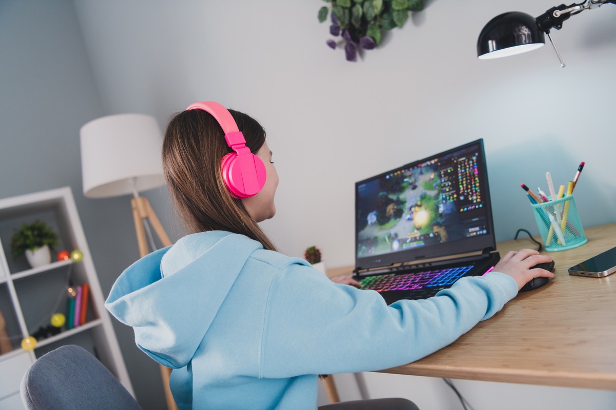 uczniowie studenci nauka komputer laptop lekcja półkolonie zimowe 2026 warsztaty programowania dla dzieci AI dla dzieci bezpłatne zajęcia dla dzieci kompetencje cyfrowe uczniów mniejsze miejscowości Klub Cyfrowych Możliwości