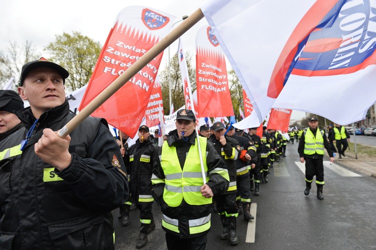Sprzed siedziby OPZZ w kierunku kancelarii premiera wyruszyli przedstawiciele branży metalowej, budowlanej, spożywczej, odzieżowej i usług publicznych. 