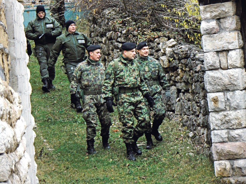 NIS24 Zandarmeija i vojna policja izvele jos jednu akciju pretresa svrljiskog Miljkovca gde je pre sedam dana vidjen Malcanski berberin foto Branko Janackovic