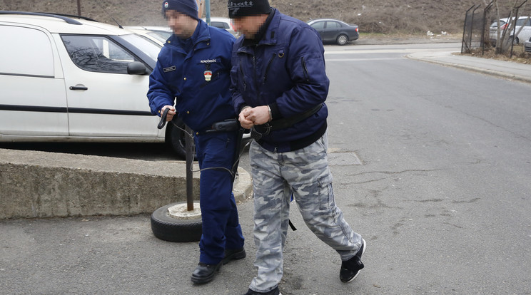A román T. Andrást tegnap vezetőszáron vitték
a bíróságra. A férfit 30 napra előzetes letartóztatásba helyezték /Fotó: Fuszek Gábor