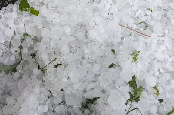 TEMPERATURA PALA ZA SKORO DESET STEPENI! Jako nevreme pokosilo komšiluk: Nebo je u sekundi pocrnelo, a onda je usledila snažna oluja
